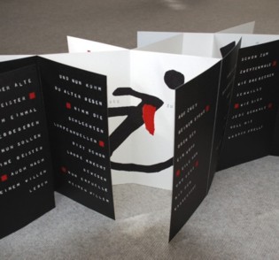 Anja Harms: Der Zauberlehrling<br />Autor: Goethe<br />schwarze Linolschnittzeichen, Text mit einzelnen, 5mm hohen Metallbuchstaben in Pappe geschlagen und diese als Druckstock f&uuml;r die Typofl&auml;chen verwendet, Handsatz und Buchdruck, Collage, zweiseitiges Leporello aus Altarfalzb&ouml;gen gebunden, bedruckte Deckel mit Pr&auml;gung,  44 Seiten, Auflage: 25 Exemplare, 2008.
Eine Ballade zwischen Buch und Skulptur. Aus dem schwarzen, stehenden Leporello bilden sich durch Auffalten der Seiten leuchtende wei&szlig;e Kammern, in denen sich schwarze "Zauber"-Zeichen befinden. Die unregelm&auml;&szlig;ig geschlagenen Buchstaben zitieren durch ihre Form das Thema dieser Ballade.
&nbsp;